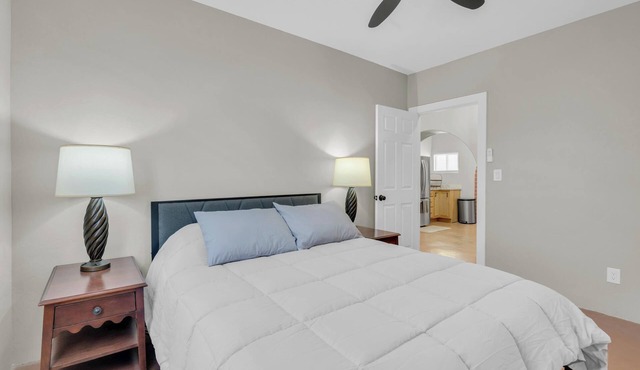 Downtown Historic 4BR/2BA with parking, Downtown Historic 4BR/2BA with parking