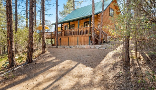 Easy Walk to Downtown Whiskey Row. A Log Cabin in the Pines.