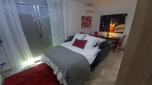 El estudio de las mariposas,sofa cama , cocina y baño