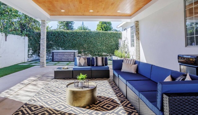 Elegant 5 Bedroom Hot Tub Private Parking