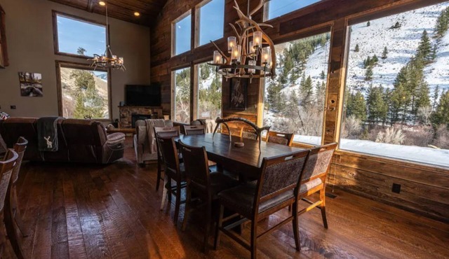 Elegant Rustic Cabin, Ski, Salmon River Dark Sky Sleeps 11 Huckleberry picking in North Fork