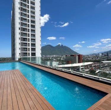Elegante loft apartment Paseo Santa Lucia king size bed, alberca, gym, parking, kids club
