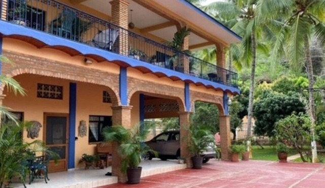 Elena's - 2BR Garden Home - Steps from the Beach