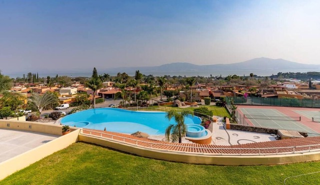 Enjoy Your Stay at a Luxury 3 Bedroom Condo With Stunning Lake Views