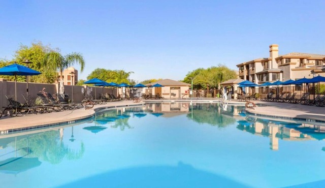 Ensuring a Very Comfortable & Memorable Stay! Outdoor Pool, Parking!