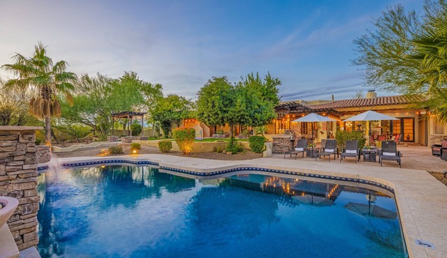Entertainment Galore! Heated Pool, Relaxing Spa, Putting Green, Bocce Court, BBQ