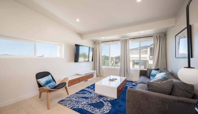 Entire 2 Unit Duplex, King Beds, Rock View EV
