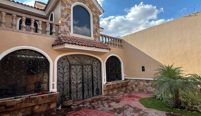 Entire Colonial Home with Private Parking - 6 min drive to Centro