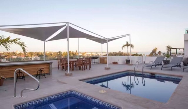 Entire Home 6 Beds Sleeps 10 Pool Jacuzzi and Gym