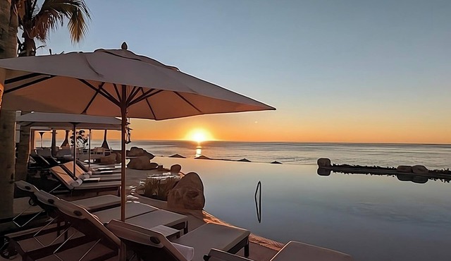 ESCAPE TO LUXURY! 1BR/2BA OCEAN VIEW-PRIVATE BALCONY-LAZY RIVER-INFINITY POOL!