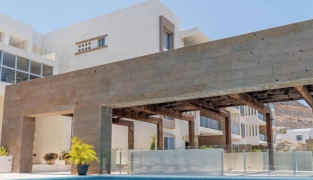 Everything Nearby Beach, Pool, Gym, Tennis