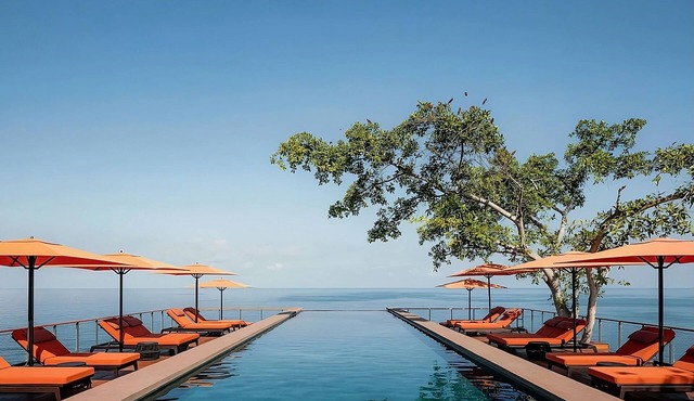Everything You Need For The Perfect Vacation! Balcony, Pools, Beachfront!