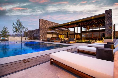 Exclusive Luxury Home with Rooftop Jacuzzi