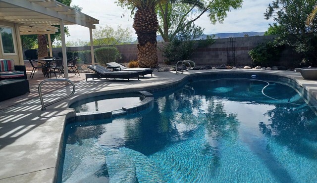 Expansive PRIVATE Mtn View! Pets Welcome! Pool Spa, Firepit BBQ 15 mn Strip