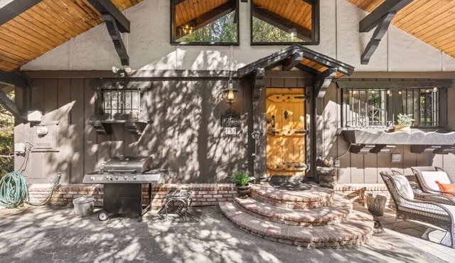 Experience lake life steps away! Crestline's 3-bedroom retreat near Lake Gregory