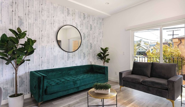 Experience Luxury 4BR Townhouse, Sleeps 8 with Parking
