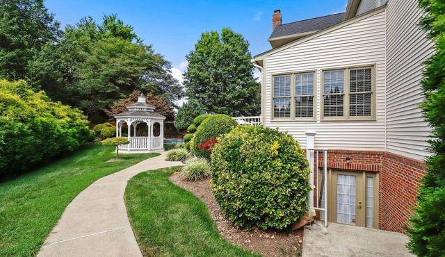 Experience Luxury Living: Your Ultimate Golf & Pool Retreat Awaits! in Silver Spring