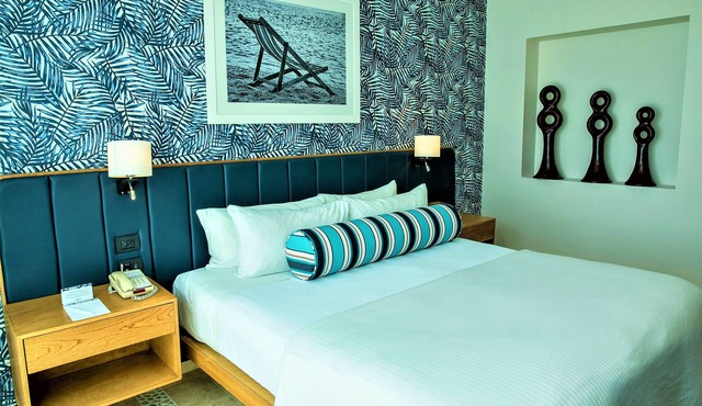 Explore the Beautiful Stretch of the Beach! Pet-friendly, Beachfront, Pools!