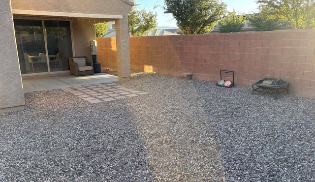 Family and pet friendly 3 bedroom house located near Phoenix.