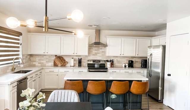 Family friendl 4 BR + king bed + outdoor dinning!