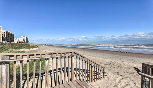 Family-friendly South Padre Island Escape w/Grill