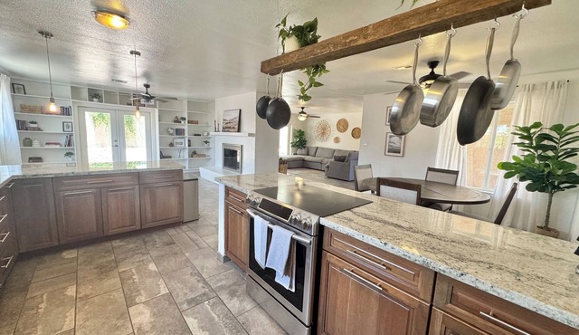 Family-Friendly 3BR house in Prime Location-near hospital – PETS STAY FREE