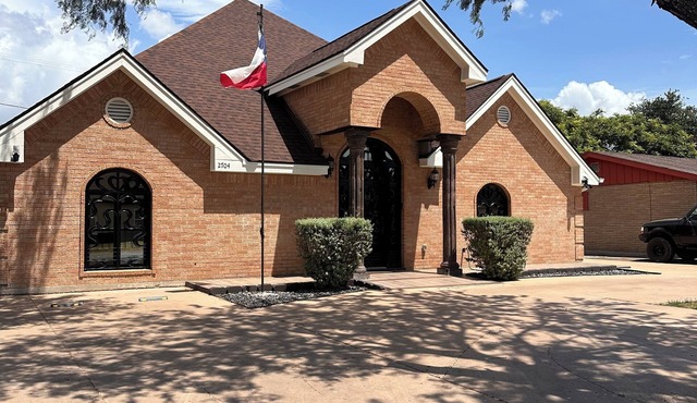 Family Friendly 5BR Sleeps 13 Near Park & Dining