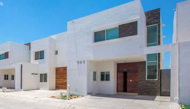 Family-Friendly House in Gated Community with Communal Pool