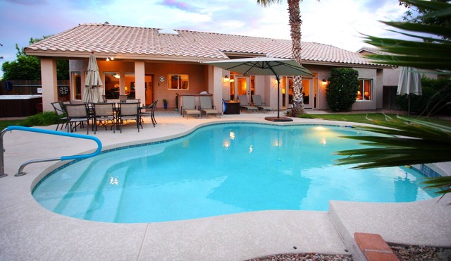 Family Friendly - Walk to Kierland - Pickleball/Pool Table/Bikes/BBQ