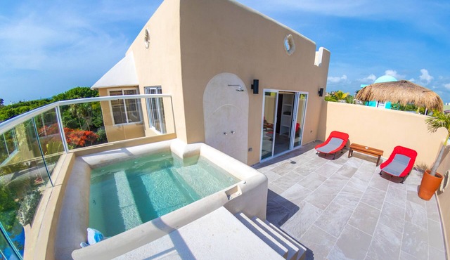 Family getaway in this charming townhouse just steps away from Yal Ku Laggon!