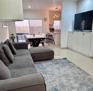 Family home with ocean views 40 minutes from vineyards