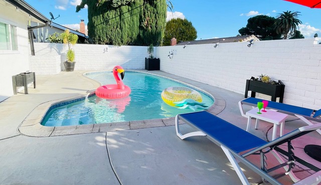 FAMILY POOL HOME/3-BDR/KING BED/Game Room/Arcade/Sleeps 10/Riverside Downtown