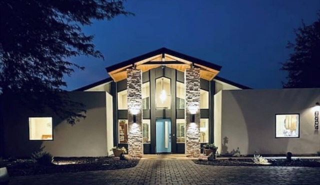 Fantastic Location, Family Friendly, Salt Water Pool in Quiet Neighborhood!