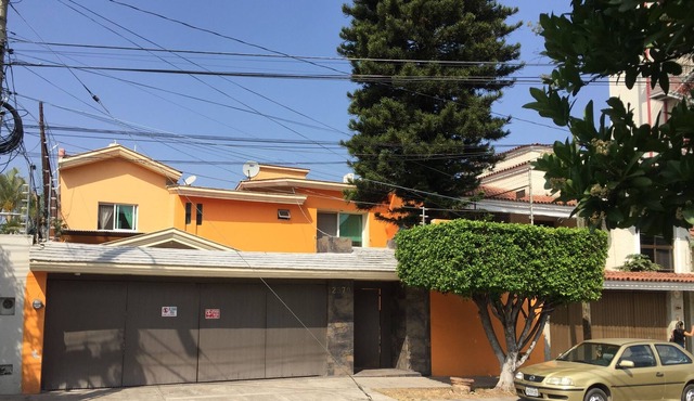 Faro Expo GDL for 12 pp near Plaza del Sol. Pet friendly. Steps from the expo.