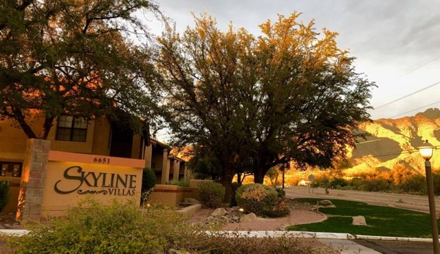Foothills 2-bedroom condo in welcoming Tucson with AC and fitness room