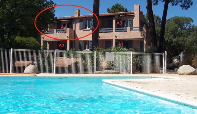 Apartment for 2 to 4 people with very large pool and garden, beach 900M