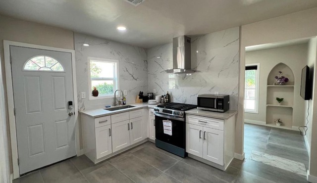Fully remoded 1B1B Home in baldwin Park3369A
