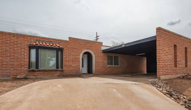 Fully Remodeled Rolling Hills Haus, Spacious 4-bed house on East side Tucson