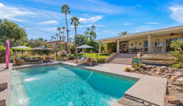 Fun in the Sun! South Palm Desert Gem!