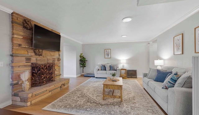 Game room & Fire Pit, Short Walk to Downtown!