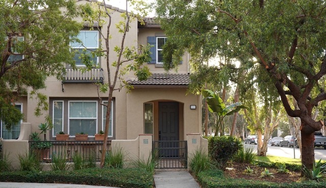 Garden-front 3brd/2.5bath condo freshly remodeled in Woodbury East