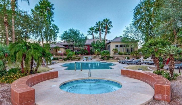 Gated Condo, Heated Pool, Putt Green, Near Papago