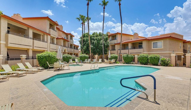 Getaway w/Balcony & Spa: 13 Mi to Old Town