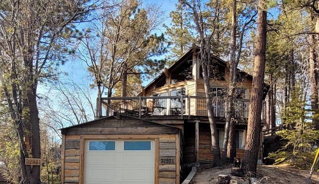 Ginger Canyon Cabin is a 2-bedroom 2 bath cabin with one car attached garage.