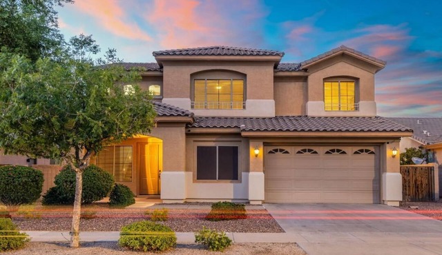 Glad 2 B in Glendale: 4 bedroom, heated pool and fenced yard in Rovey Farms