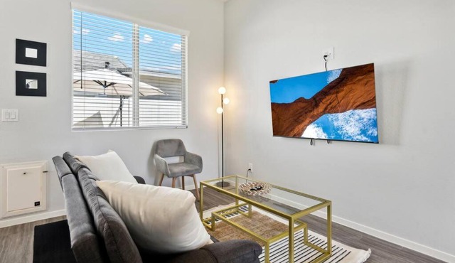 Gleaming Contemporary Home in Buckeye with Pool,BBQ