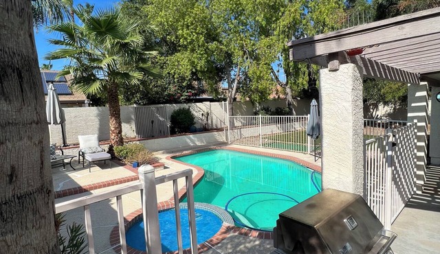 Glendale PRIME 3BR - 4Beds - King Master, 2.5 bath, pool, fireplace, game rooms