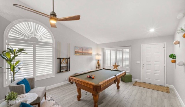 Glorious Glendale, Heated Pool, Pool Table, BBQ!