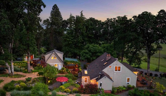 Go BeyOnd Ordinary & Escape to this Magnificent Wine Country Retreat, Golf, Hot Tub, Close to PDX