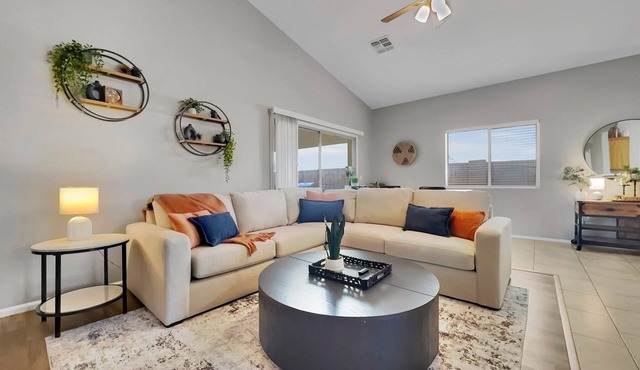 Golf Community w/Private Pool! Super Clean.